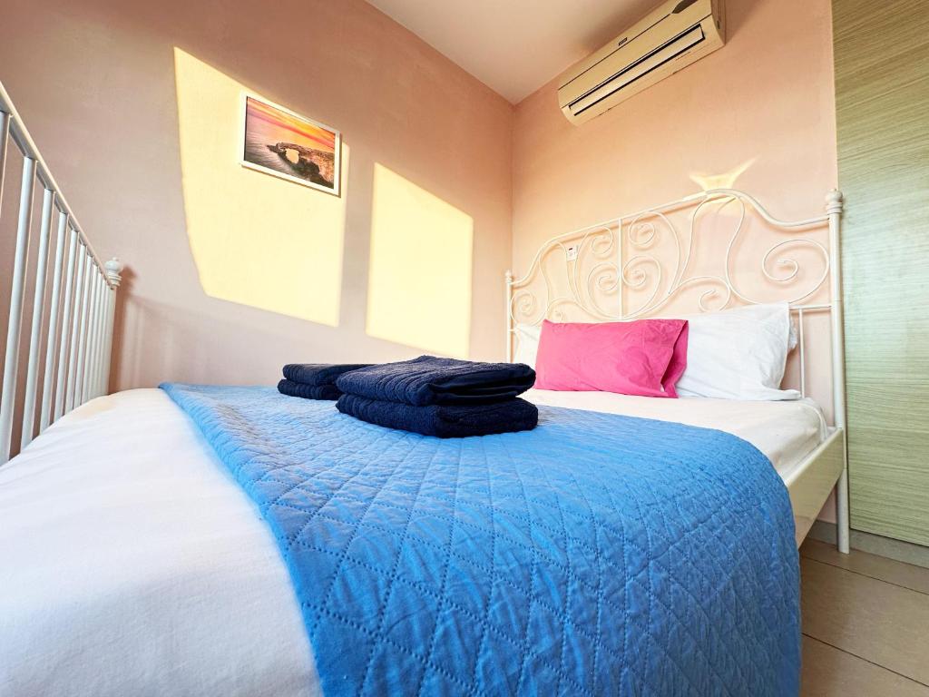 Postel nebo postele na pokoji v ubytování Angela's Sunset Holiday Apt - Ayia Napa