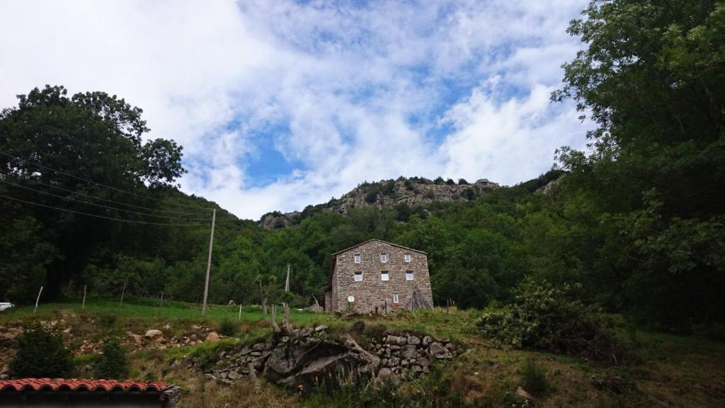 une ancienne grange sur une colline dans un champ dans l'établissement Les chambres du Ray-Pic, à Péreyres