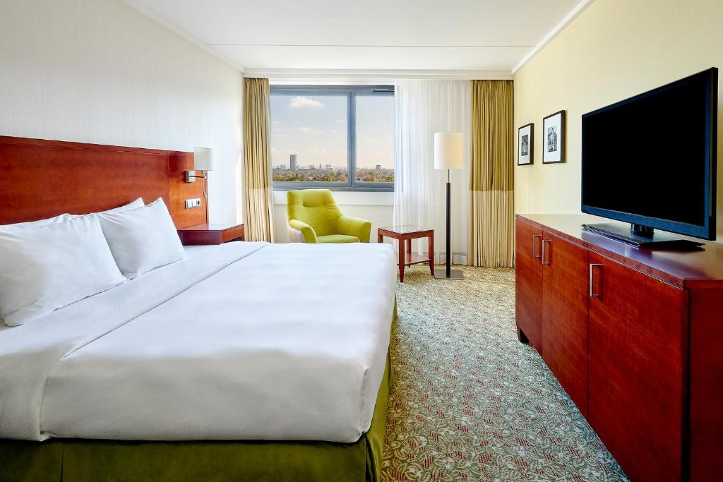 
Larger Guest room, 1 Queen, High floor
