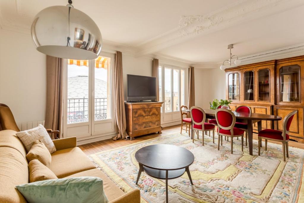 un salon avec un canapé et une table dans l'établissement Porte Versailles 1BDR, à Paris