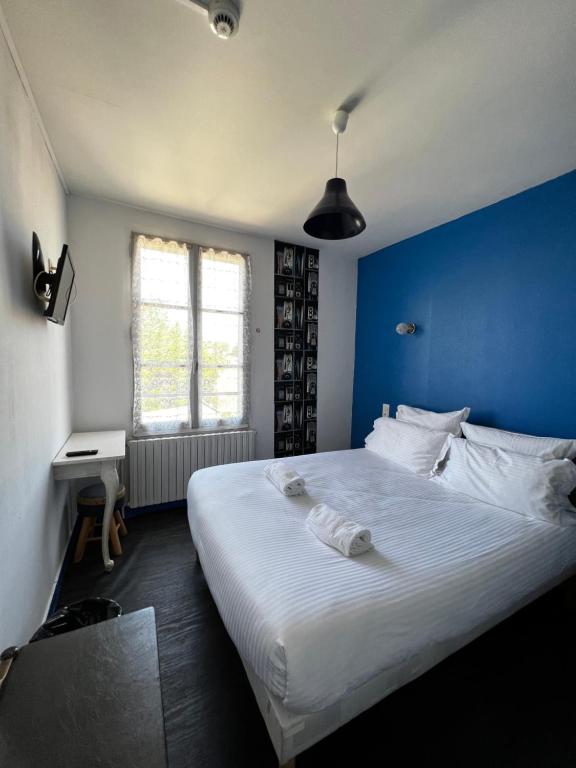 Postel nebo postele na pokoji v ubytování Contact Hotel Les Montois
