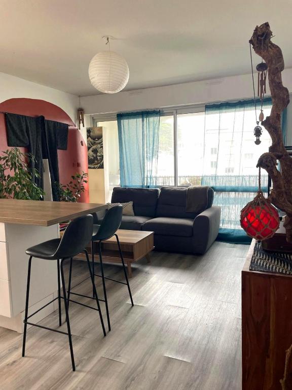 un salon avec un canapé, une table et des chaises dans l'établissement Le Glaz et Ocre, à Quiberon