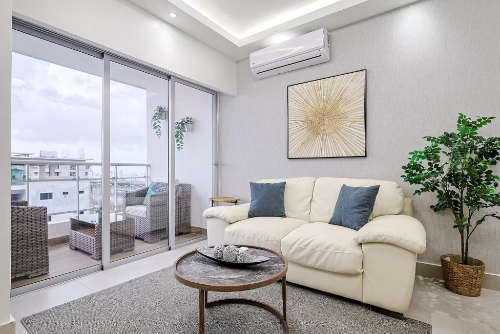 Ruang duduk di Comfy City Center 1BR Condo