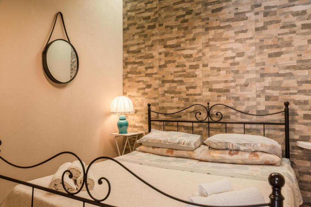 sypialnia z łóżkiem z lustrem na ścianie w obiekcie La casa di Adina w mieście Agrigento
