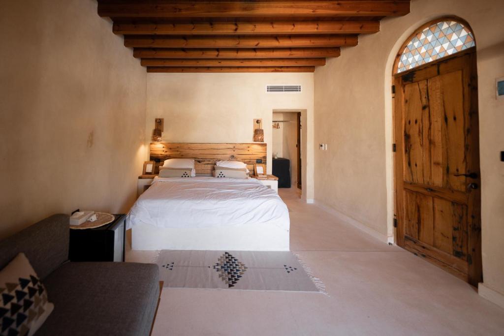 Postel nebo postele na pokoji v ubytování Tzila Lodge