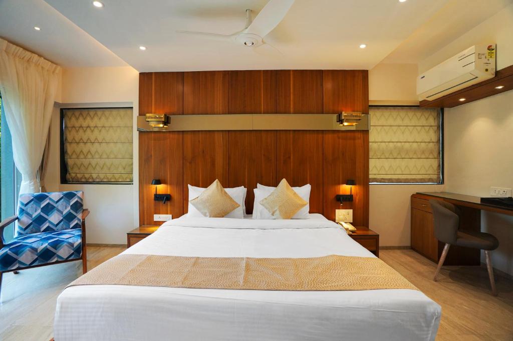Postel nebo postele na pokoji v ubytování Hotel Everest Regency Pune