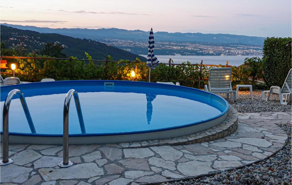 duża niebieska wanna na patio w obiekcie Beautiful Home In Lovran With Wifi w mieście Lovran