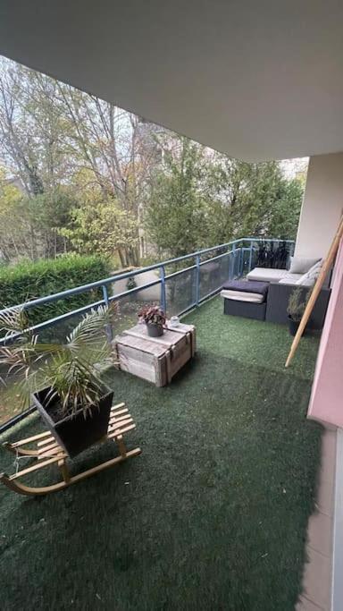 - un balcon avec une table et un canapé dans l'établissement Le 11 un écrin dans Colmar, à Colmar