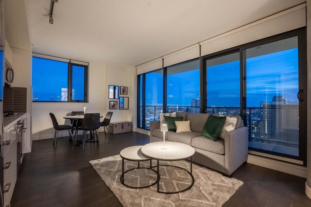 Posezení v ubytování Near Stampede! Poolside Bliss - 22FL DT Tower View, FREE Banff Pass, Parking, Gym, Wine!