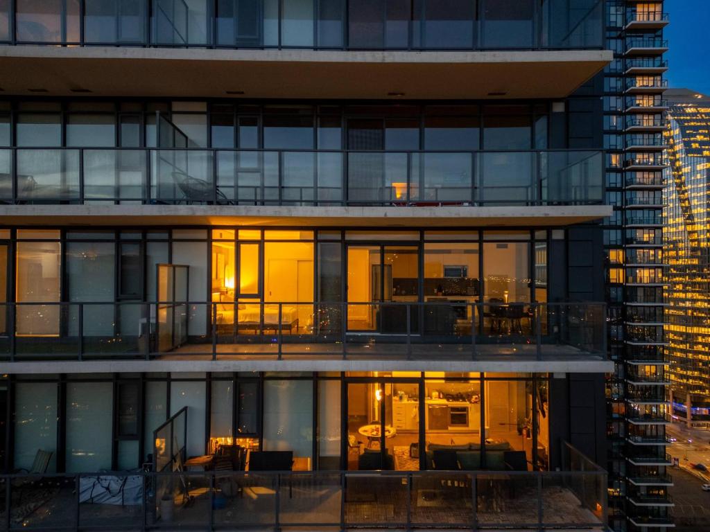Balkón nebo terasa v ubytování Near Stampede! Poolside Bliss - 22FL DT Tower View, FREE Banff Pass, Parking, Gym, Wine!
