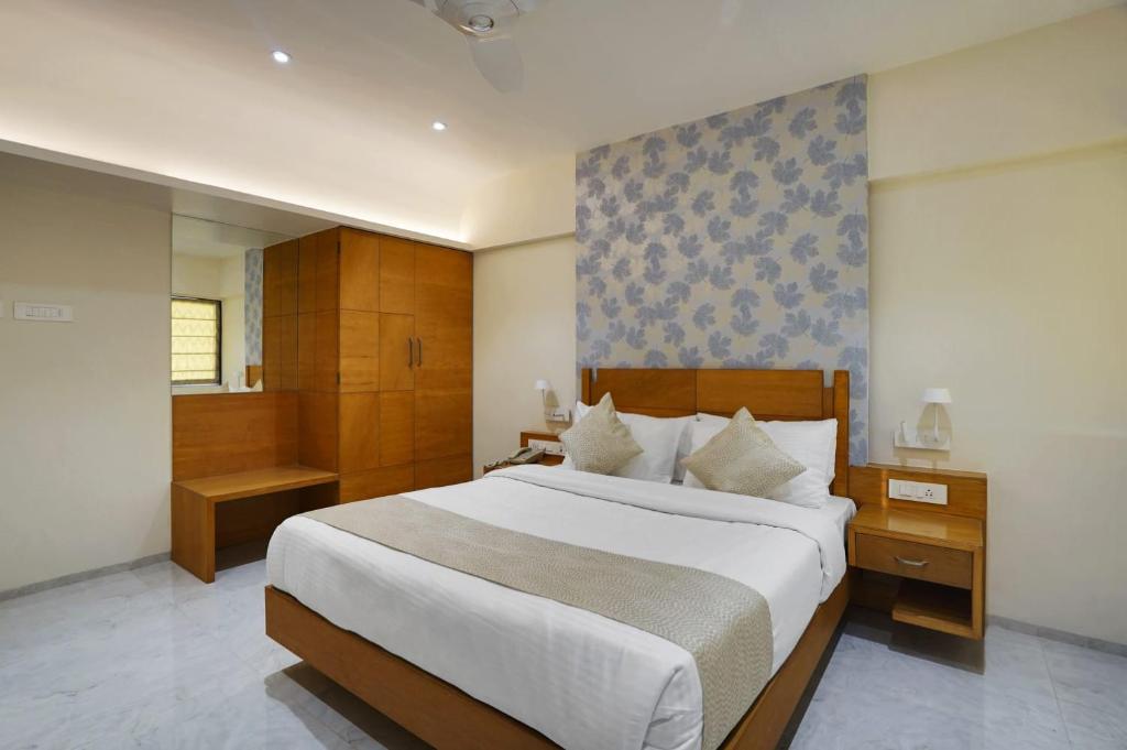 Postel nebo postele na pokoji v ubytování Hotel Everest Regency Pune