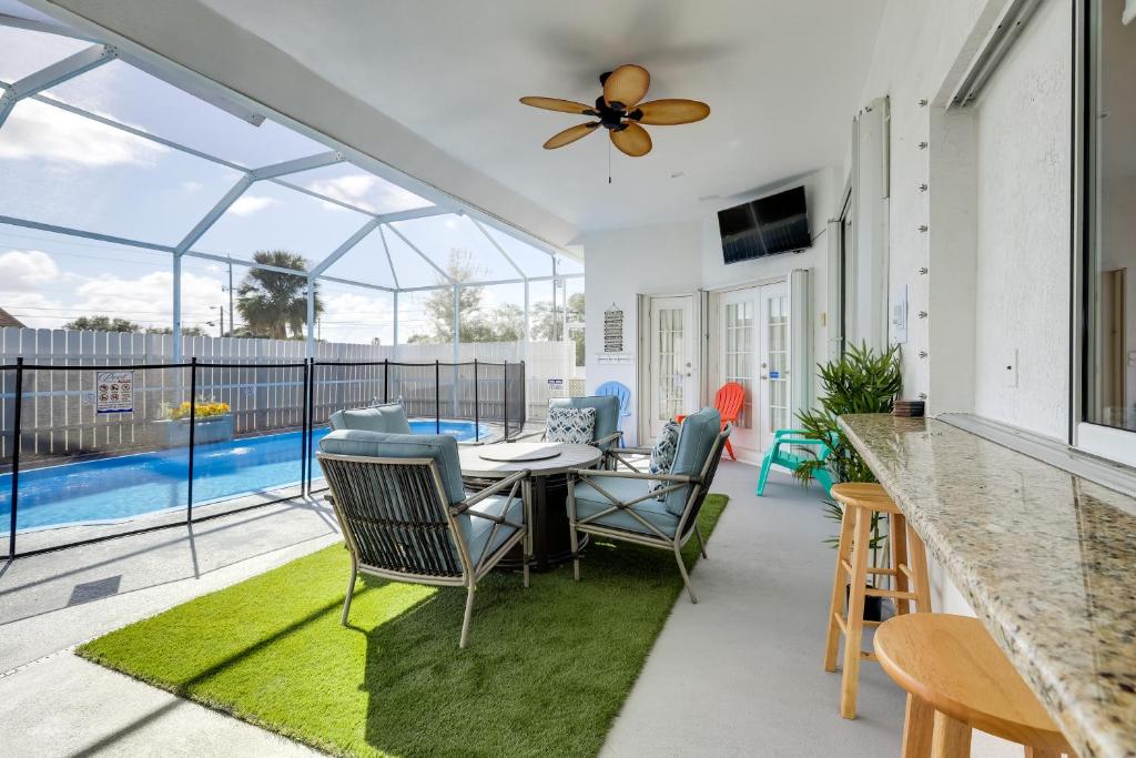 Πισίνα στο ή κοντά στο Heated Pool and Grill Modern Port St Lucie Home