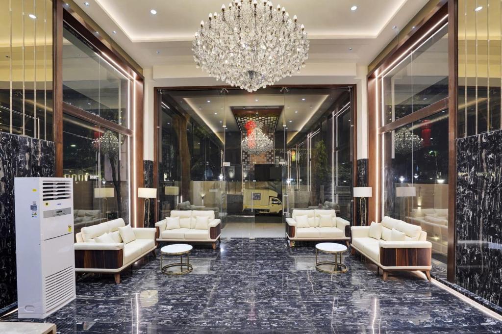 Posezení v ubytování Hotel Everest Regency Pune