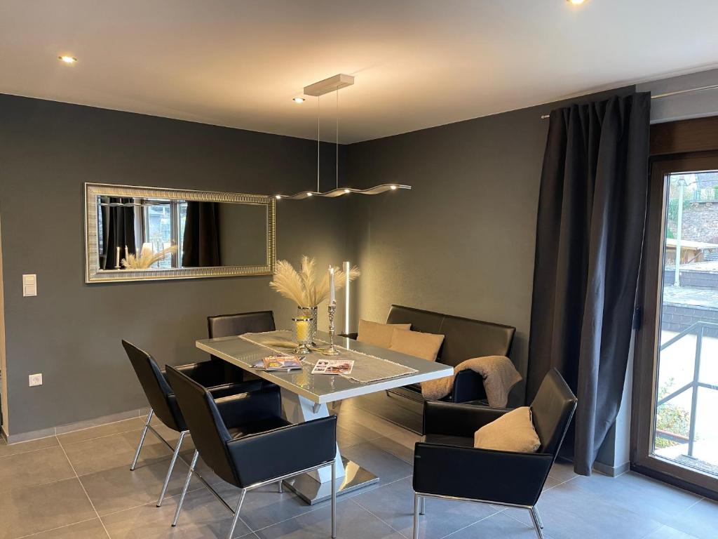 a dining room with a table and chairs at Ferienhaus Mosel-Wohnen l in Bruttig-Fankel