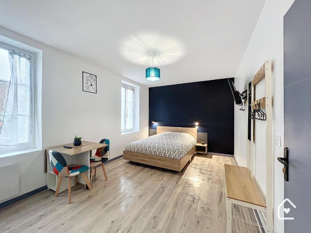 une chambre avec un lit, un bureau et une table dans l'établissement Résidence Beaux Rêves, à Châtellerault