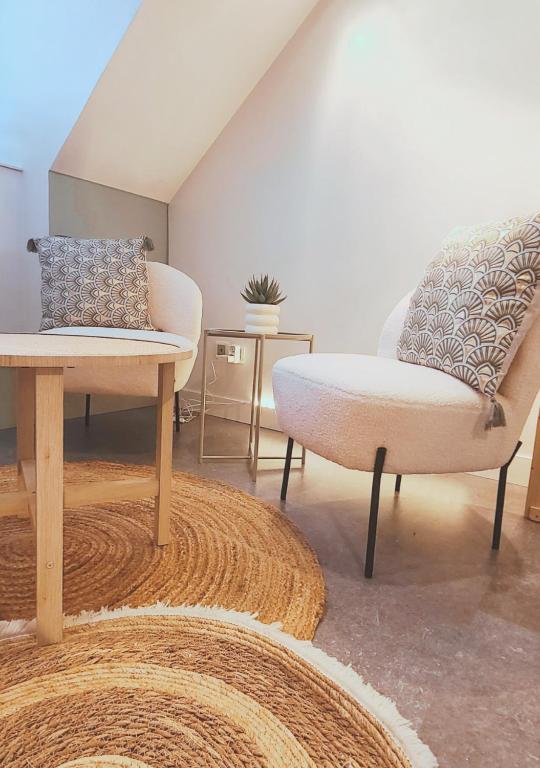 un salon avec une chaise et une table dans l'établissement Le Cozy Dream, à Dinard