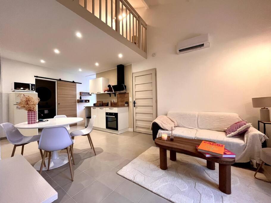 un salon avec un canapé et une table dans l'établissement Appartement de charme avec Mezzanine, à Bastia