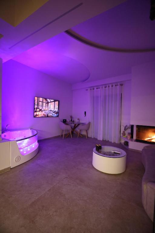 Aphrodite Suite Romantic Jacuzzi & Fireplace