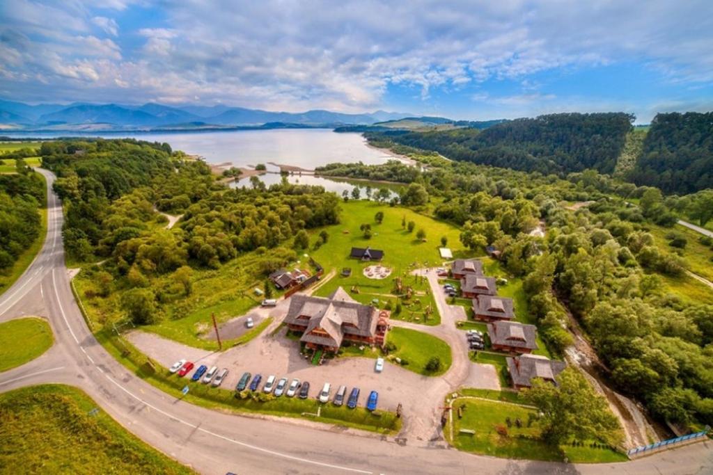 een luchtzicht op een resort met een meer bij Hotel Koliba Greta in Liptovská Sielnica