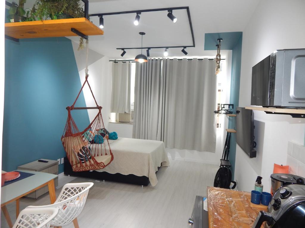 Hotel Apto Alto Luxo no Centro do Rio, a living room with a hammock in a room at Apto Alto Luxo no Centro do Rio in Rio de Janeiro