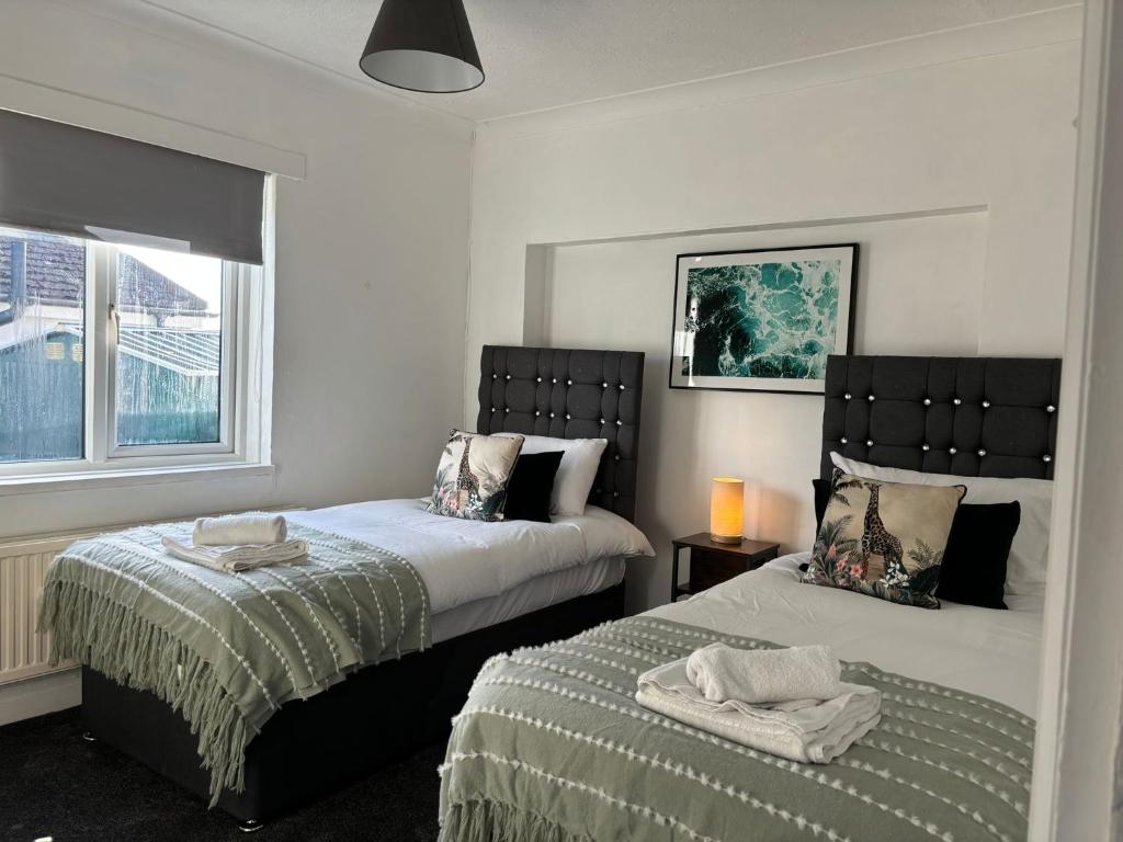 Ένα ή περισσότερα κρεβάτια σε δωμάτιο στο Downsview Bungalow- Spacious 3BR, contractor friendly, close to University & near AMEX Stadium, parking and free WIFI, BBQ