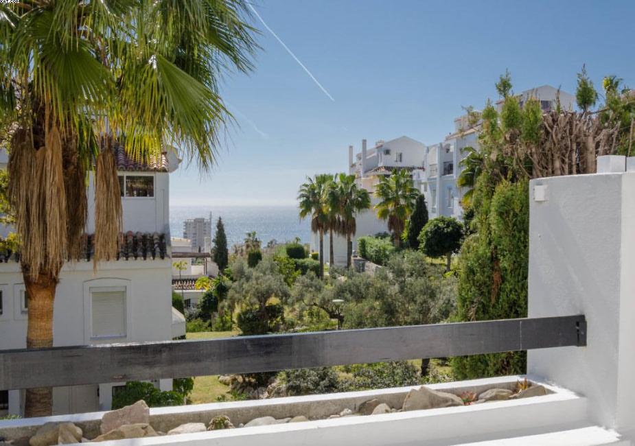 vistas al océano desde el balcón de un edificio en Duplex 2 - 2 Vue Mer, en Mijas Costa