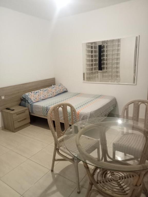 Postel nebo postele na pokoji v ubytování Alojamientos Playa Centro Corralejo 12