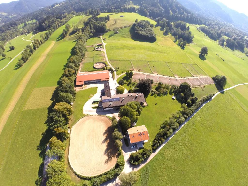 Luftansicht eines Betriebs auf einem Feld in der Unterkunft Landgut Moralthof in Lenggries