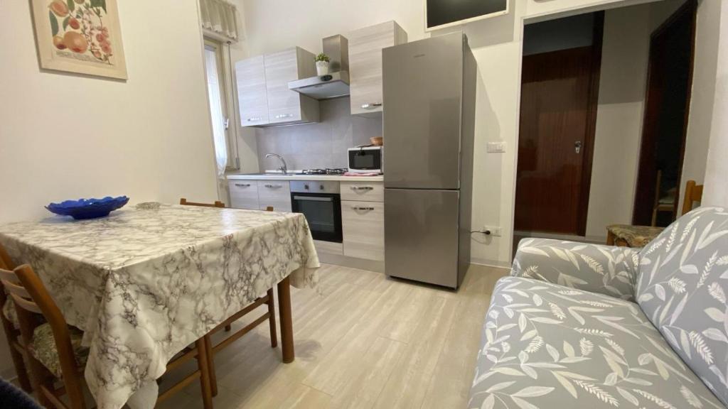 Kuchyň nebo kuchyňský kout v ubytování CERVIA APPARTAMENTI MARE di FRONTE ALLA SPIAGGIA e ALLA PINETA