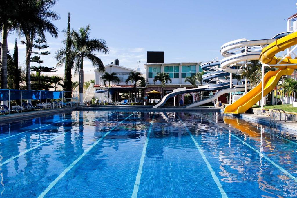 a swimming pool with a slide in a resort at Club Campestre El Eden in Yautepec