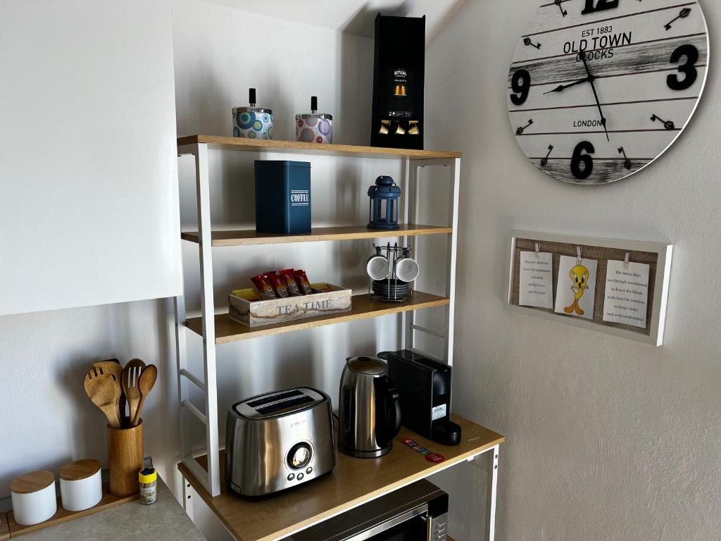 Příslušenství pro přípravu čaje a kávy v ubytování Apartment Satori