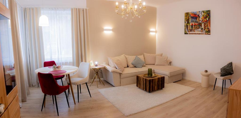 una sala de estar con un sofá y una mesa en Homey Luxury- entire house, free parking, yard, en Cluj-Napoca