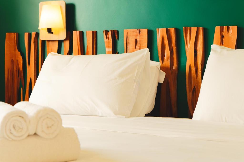 サン・ローラン・デュ・マロニにあるHôtel les Sablesのベッド(白い枕、タオル付)