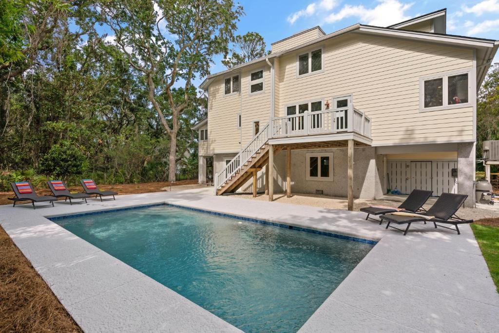 una piscina davanti a una casa di You Had Me at SSI - 107 Demere Retreat Lane a East End