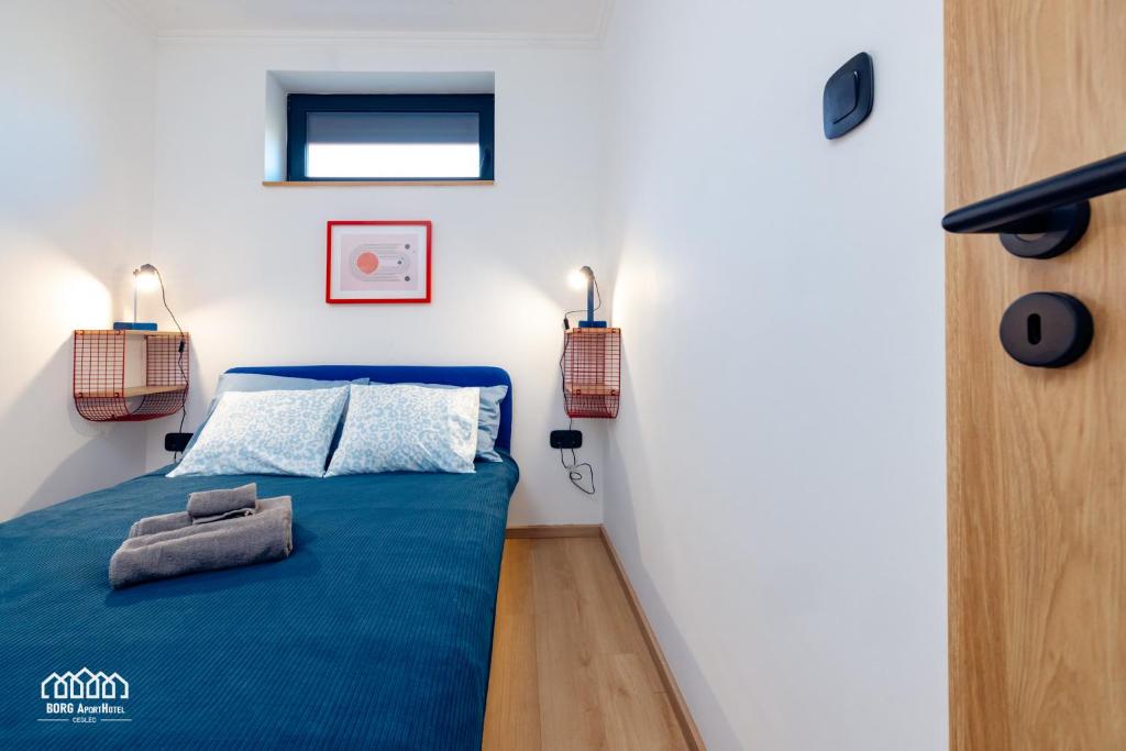 A bed or beds in a room at BORG ApartmanHáz