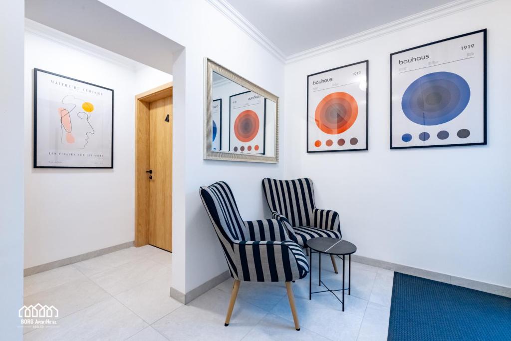 A seating area at BORG ApartmanHáz