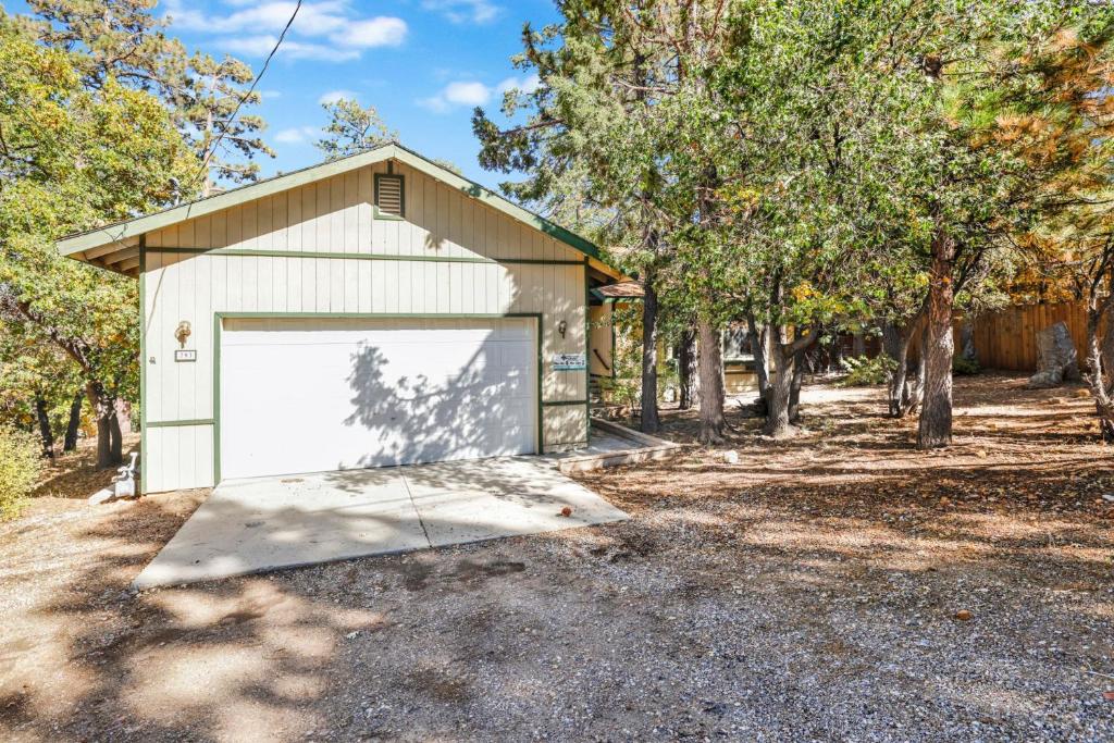 eine Garage mit einem großen weißen Tor in der Unterkunft Rutter Family Retreat #2482 in Sugarloaf