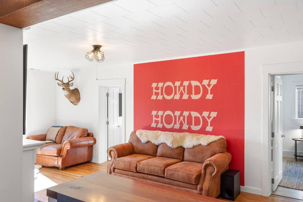 Posezení v ubytování Hot Tub 4 Baths 4 Bedrooms Montana Themed Bikes