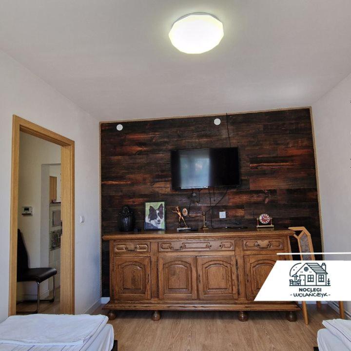 Televízia a/alebo spoločenská miestnosť v ubytovaní Apartament - Jurczak