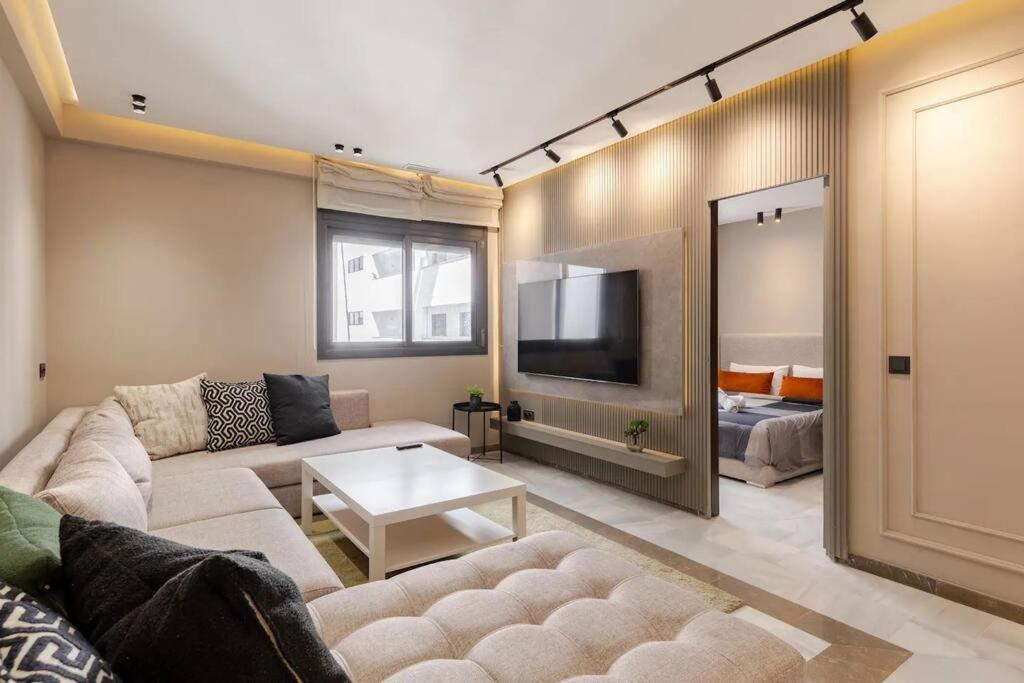 TV a/nebo společenská místnost v ubytování Luxury Corniche Stay - 2 BR Beach Walk