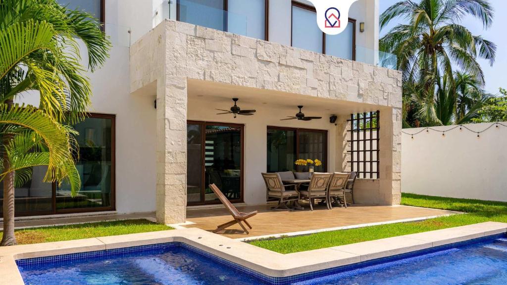 une villa avec piscine et salle à manger dans l'établissement Modern House 3 Bedrooms & Pool Acapulco, à Acapulco