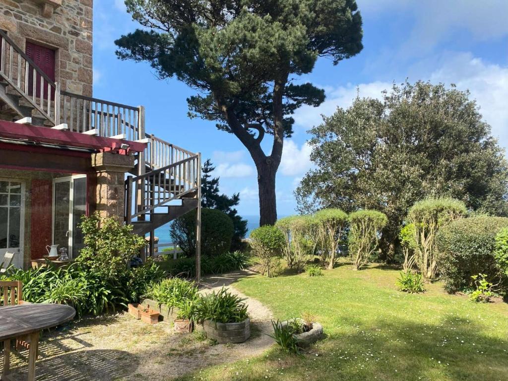 Photo de la galerie de l'établissement Résidence C30-perros Guirec - Appartement dans villa classée balnéaire MAE-4541, à Perros-Guirec