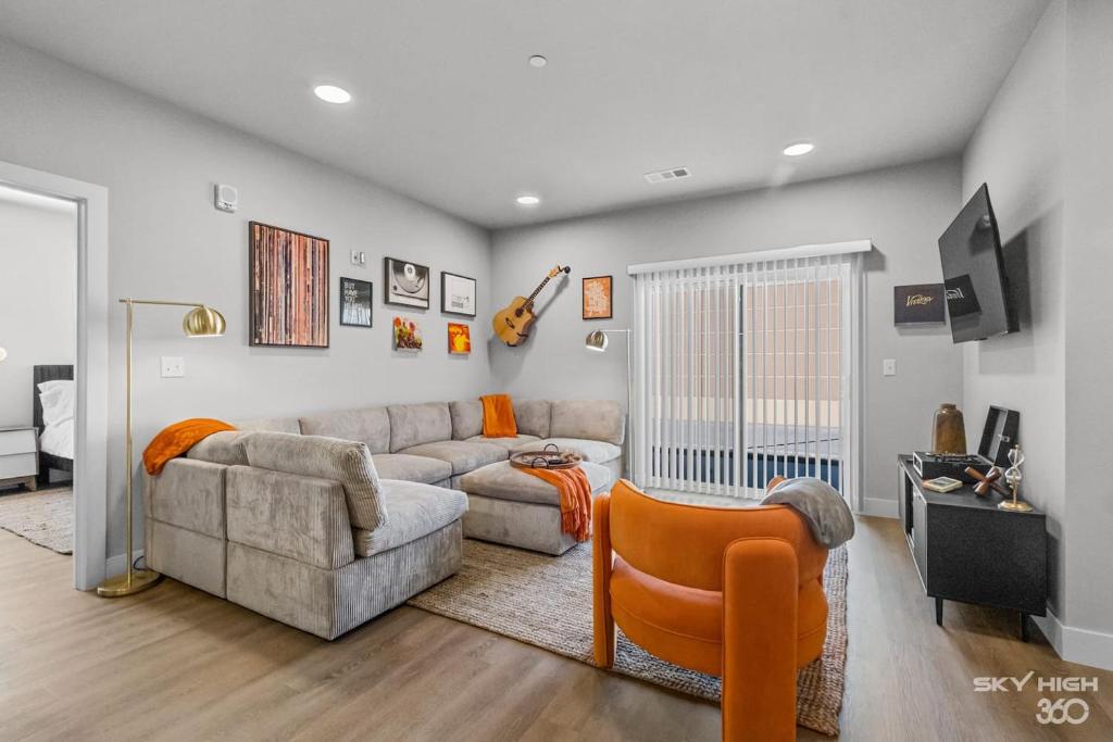 罗杰斯Luxuary Apt, Pool, Kingbeds, Near Amp的带沙发和椅子的客厅
