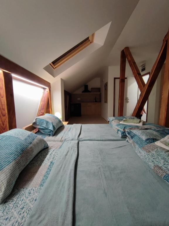 Postel nebo postele na pokoji v ubytování Apartmani Varos & Restaurant