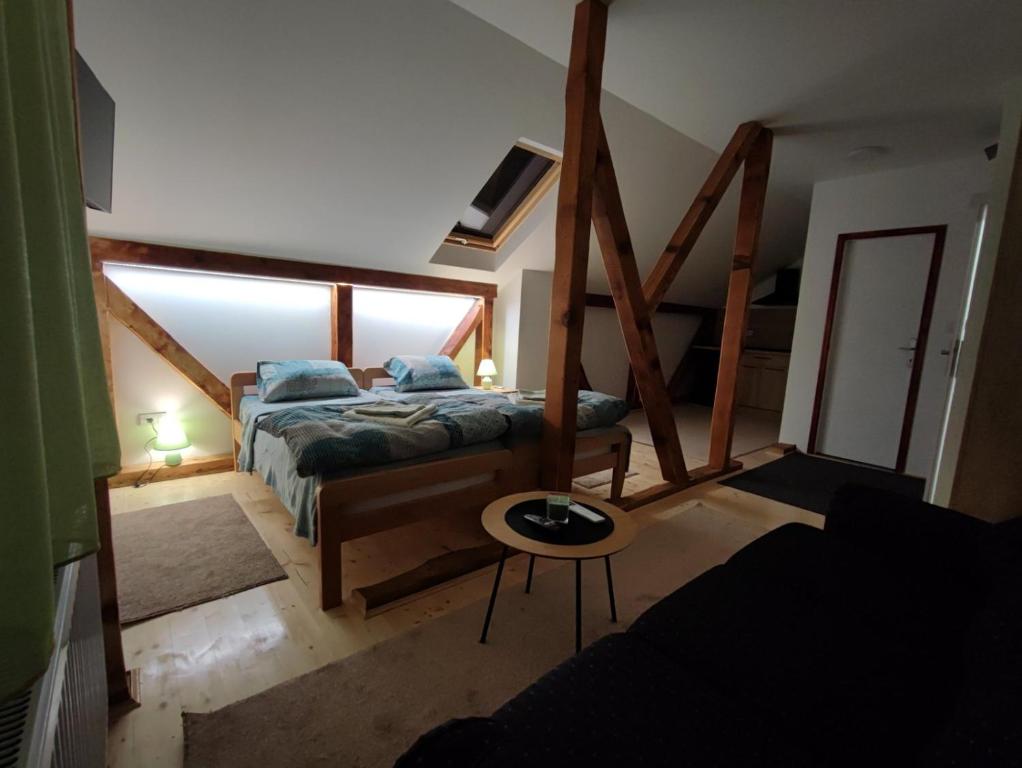 Postel nebo postele na pokoji v ubytování Apartmani Varos & Restaurant