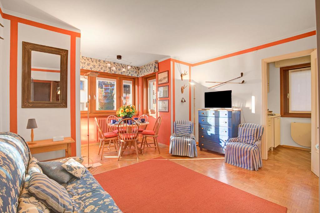 Μια τηλεόραση ή/και κέντρο ψυχαγωγίας στο Appartamento Fraiteve Ski In Ski Out 300m - Happy Rentals