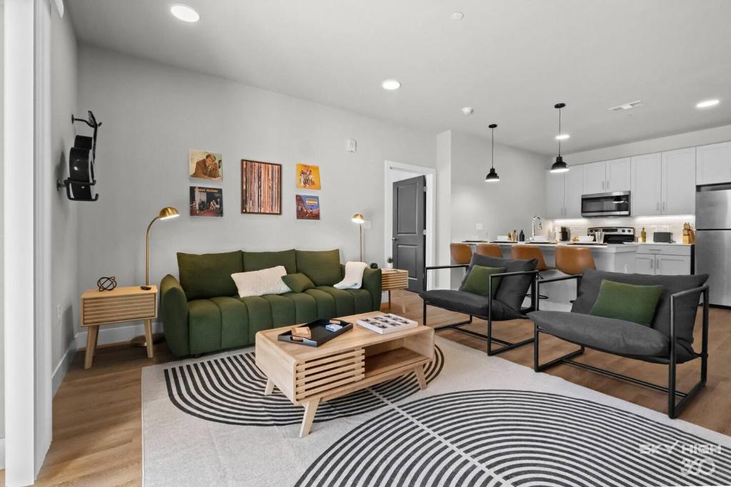 Χώρος καθιστικού στο Unplugged Luxapt Near Uark, Amp, King Beds, Pool
