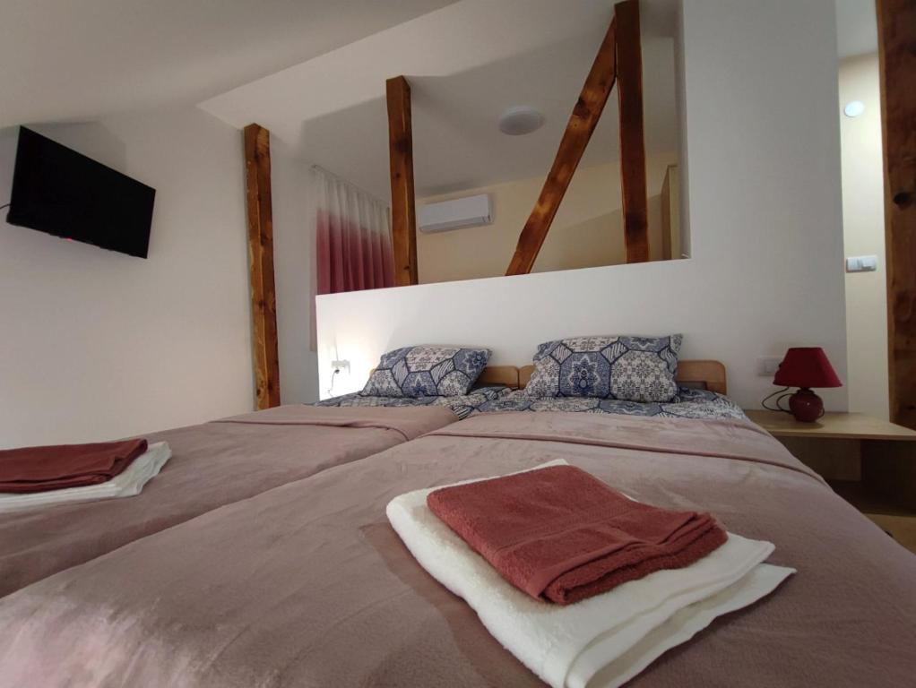 Postel nebo postele na pokoji v ubytování Apartmani Varos & Restaurant