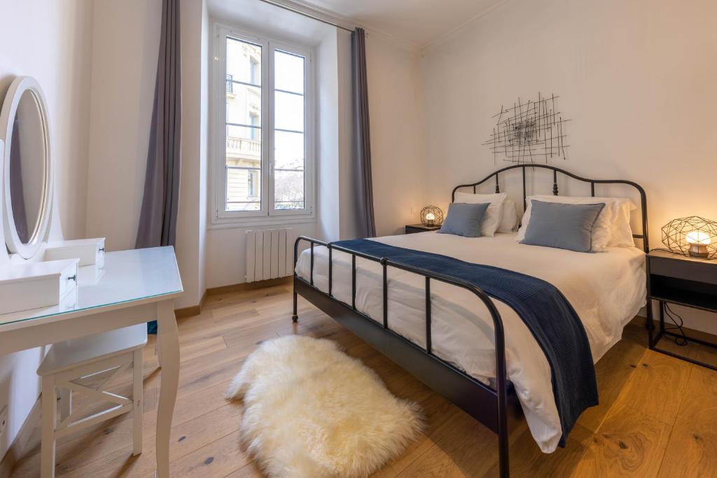 une chambre avec un lit, un bureau et une fenêtre dans l'établissement Le Carré d'Or - à 2 min à pied du centre-ville, à Nice