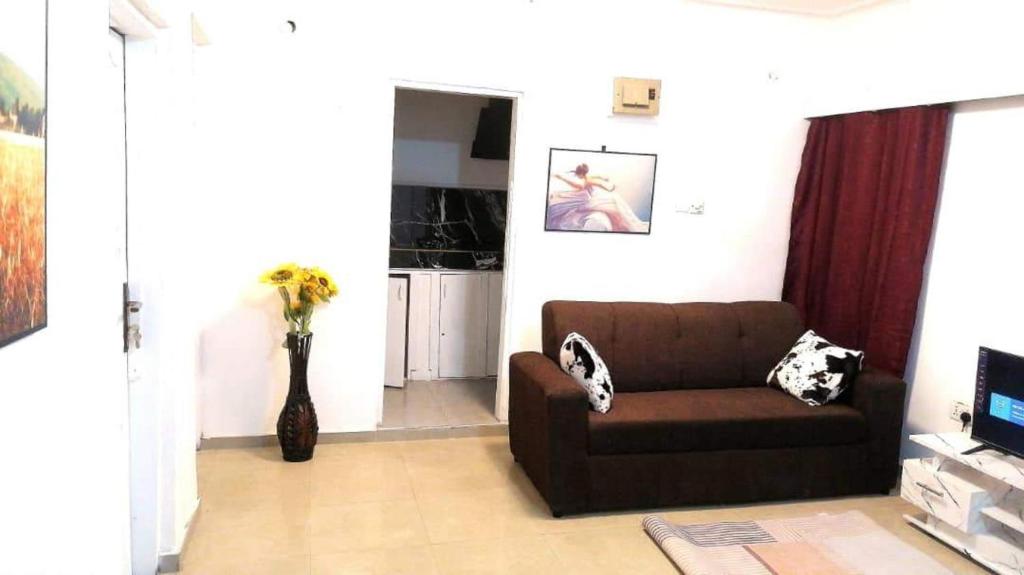 Un televizor și/sau centru de divertisment la 1 Bed House Private Compound with Off Road Parking
